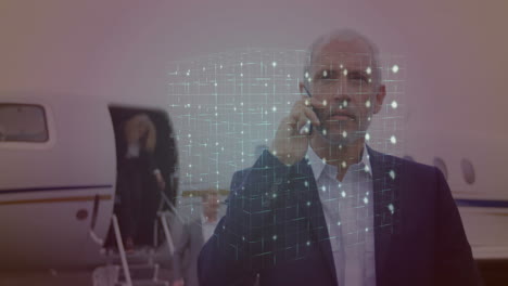 animación de estructuras abstractas en neón 3d contra un hombre de negocios caucásico hablando en su teléfono inteligente.