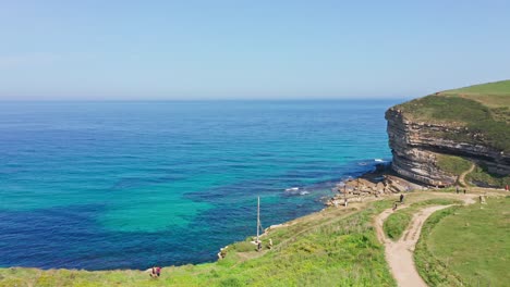 Touristen,-Die-An-Der-Grenze-Einer-Grün-blau-türkisfarbenen-Klippe-Am-Meer-Spazieren