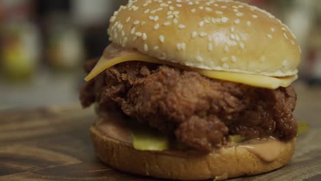 Close-up-shot-of-freshly-made-cheeseburger-on-wooden-cut-board