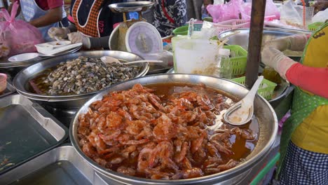 Jefe-De-Procesamiento-De-Camarones-Sazonados-En-Documental-De-Restaurante-De-Comida-Callejera