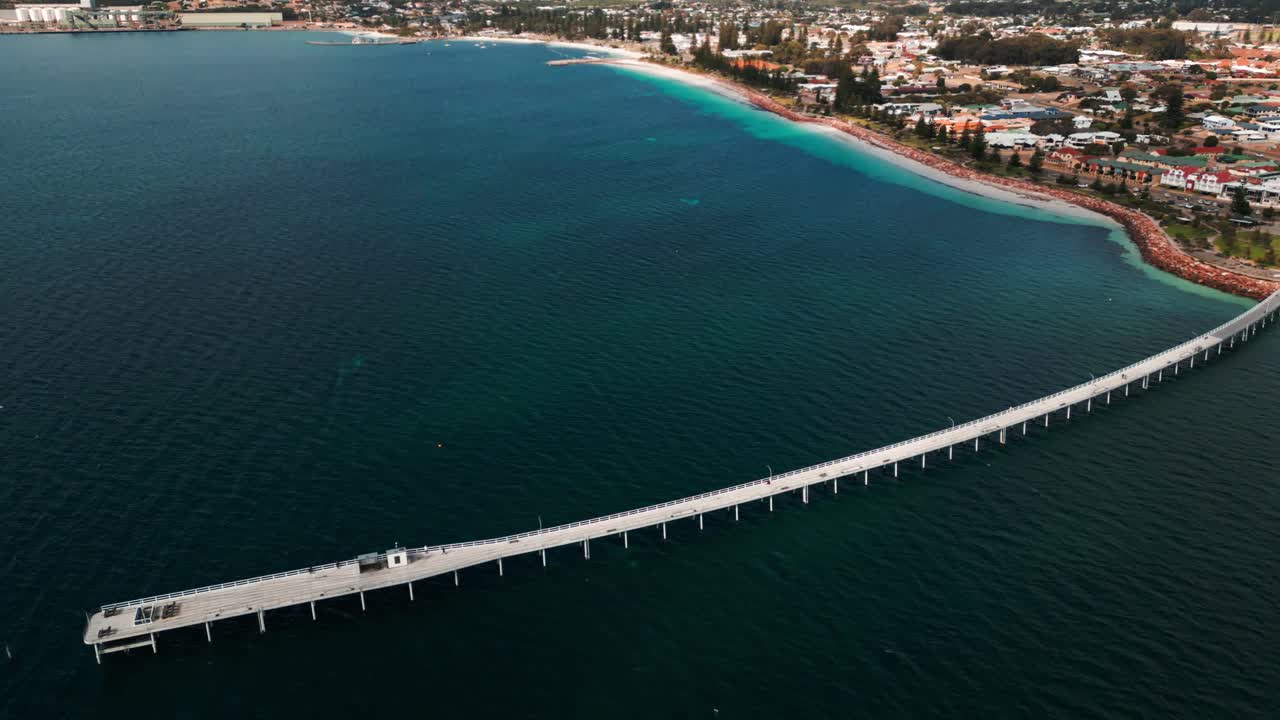 에스페란스 제티 (esperance jetty) 와 배경에 있는 마을을 보여주는 드론 촬영, 서부 오스트레일리아