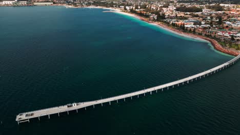 imagen de un avión no tripulado revelando el muelle de esperance y el pueblo en el fondo, australia occidental