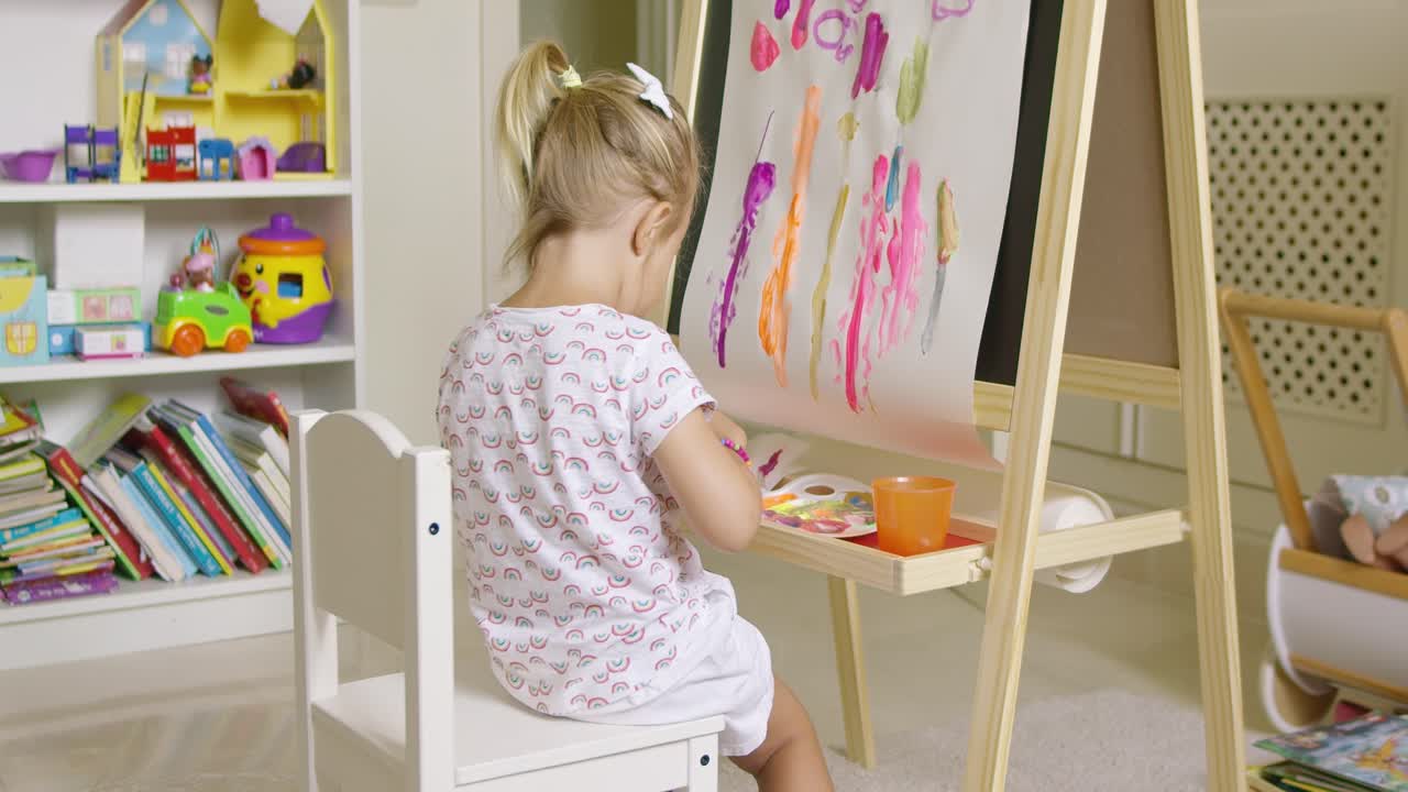 улыбающаяся счастливая красивая маленькая девушка художник