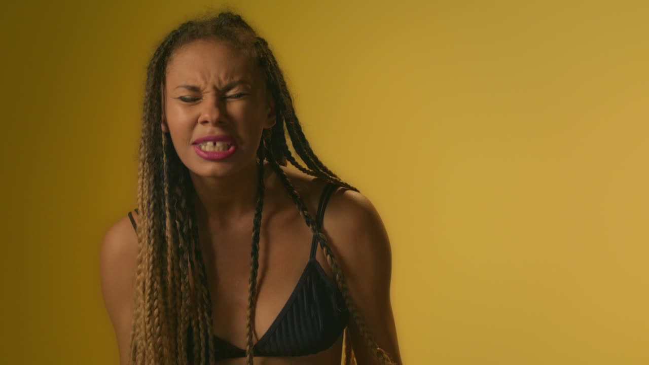 mujer disgustada con rostro enojado discutiendo y gestando las manos mientras discuten.