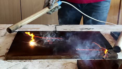 fractal quema de madera con electricidad de alto voltaje en taller de carpintería