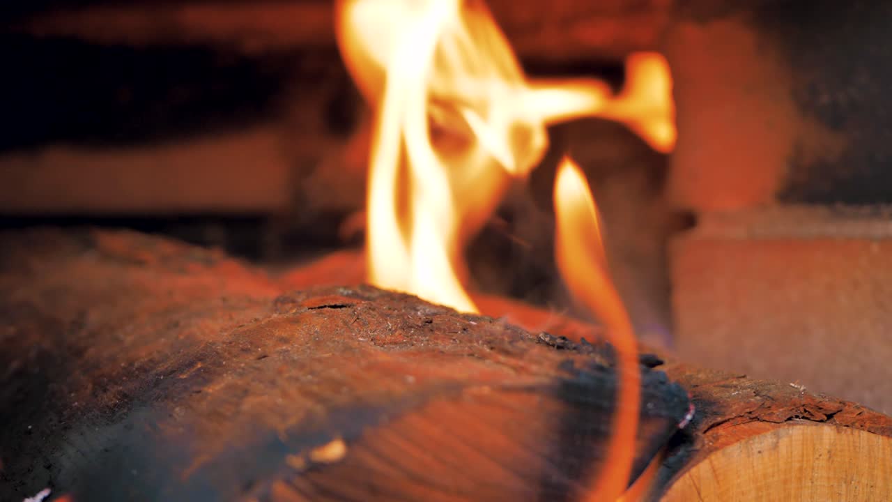 leña en la estufa en la que