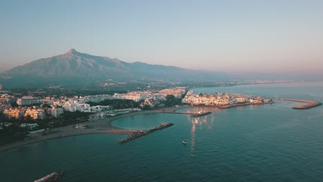 Tomas-De-Video-Aéreo-De-Una-Playa-En-Nueva-Andalucía-España-En-4k