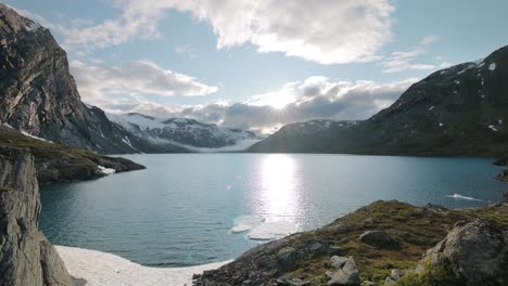 Puesta-De-Sol-Con-El-Telón-De-Fondo-De-Las-Montañas-Noruegas.-Hermosa-Naturaleza-Paisaje-Natural-De-Noruega.