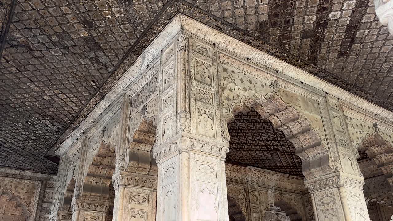 The various palaces inside the Red Fort and their craftsmanship