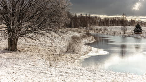 lago y bosque en tundra y ambiente polar de hielo de taiga, paisaje de lapso de tiempo