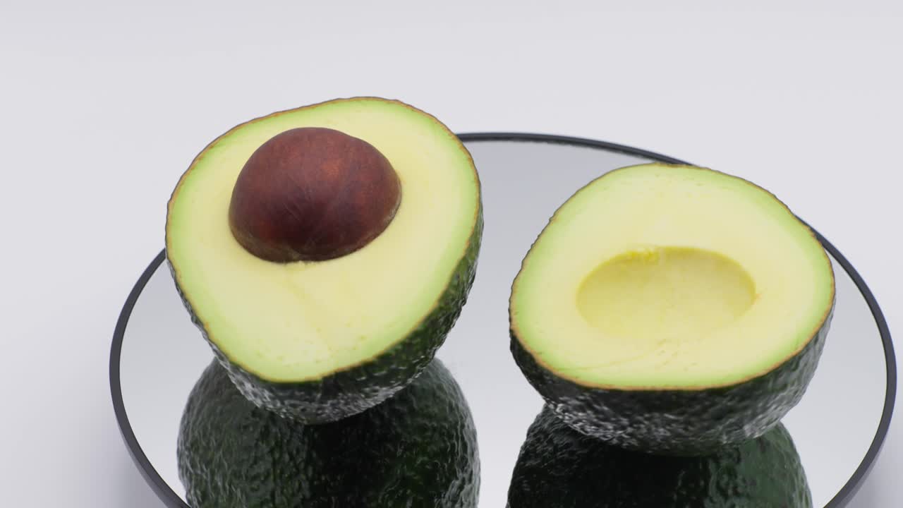 Metà di avocado su uno specchio