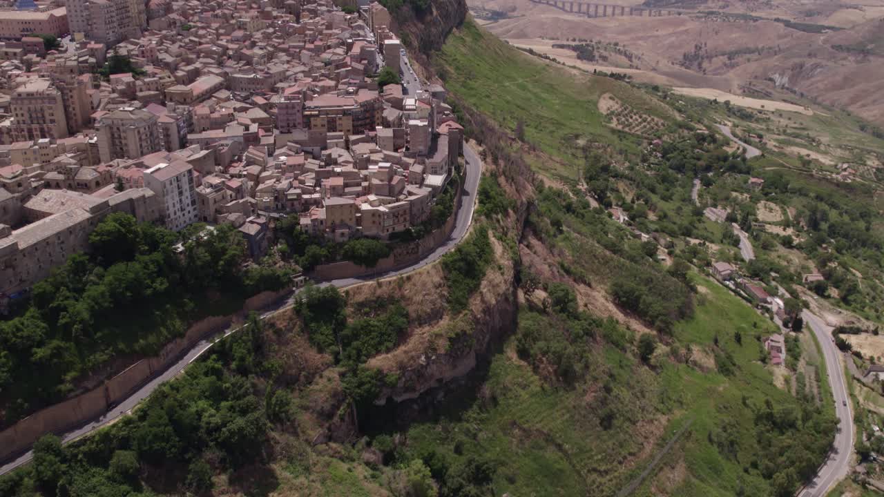 vista aérea de la ciudad de enna en una roca durante el día, sicilia, italia