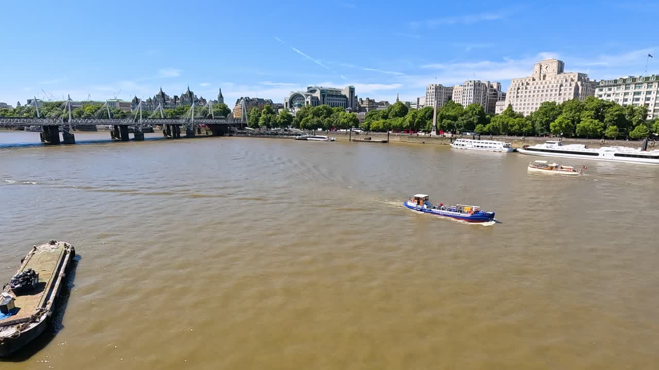 배는 테임즈 강을 따라 여행합니다.