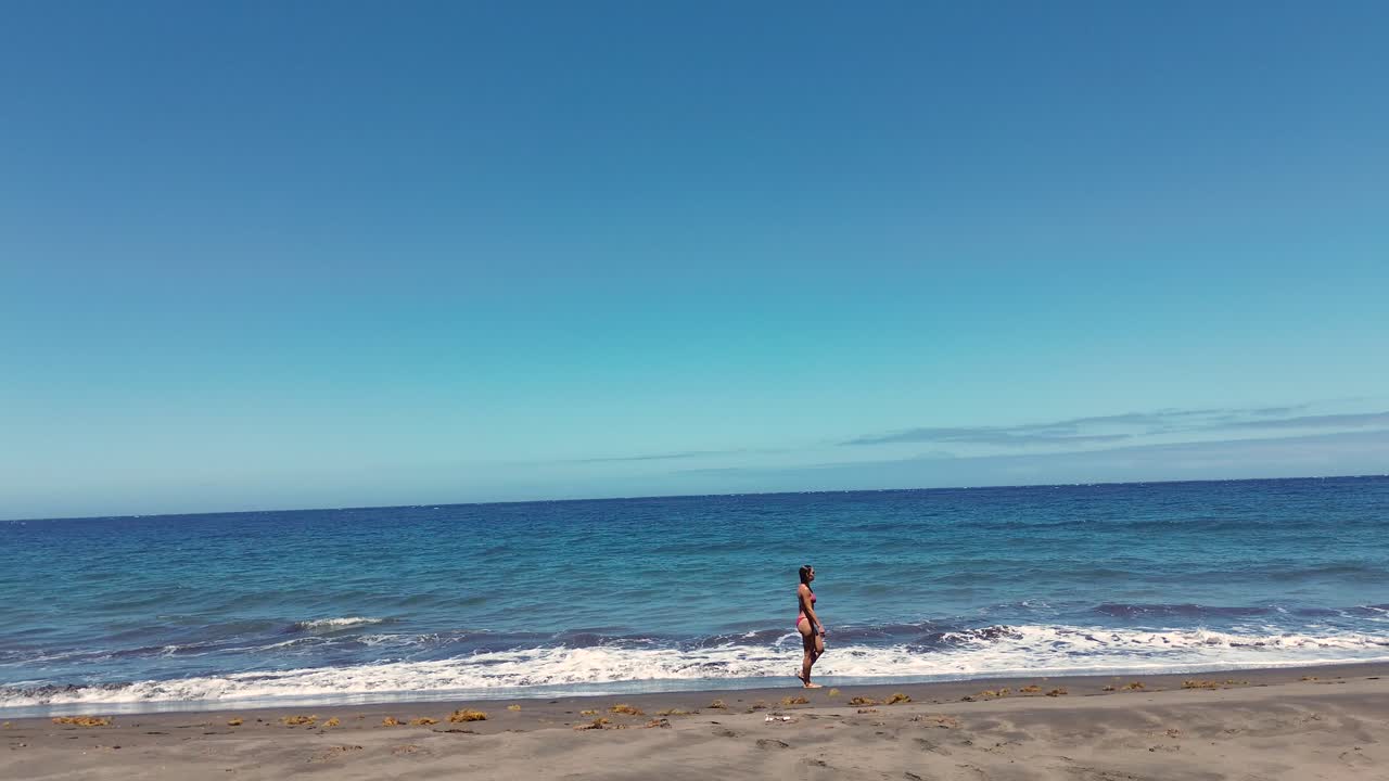 스페인 그란 카나리아의 순수한 처녀 해변에서 휴식을 취하는 여성의 이한 장면