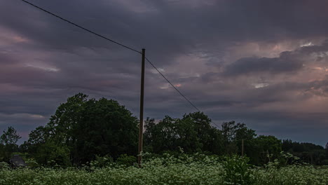 Horrorfilmszene-Mit-Unheimlich-Dramatischen-Wolken-Und-Dunklem-Wald-Im-Zeitraffer