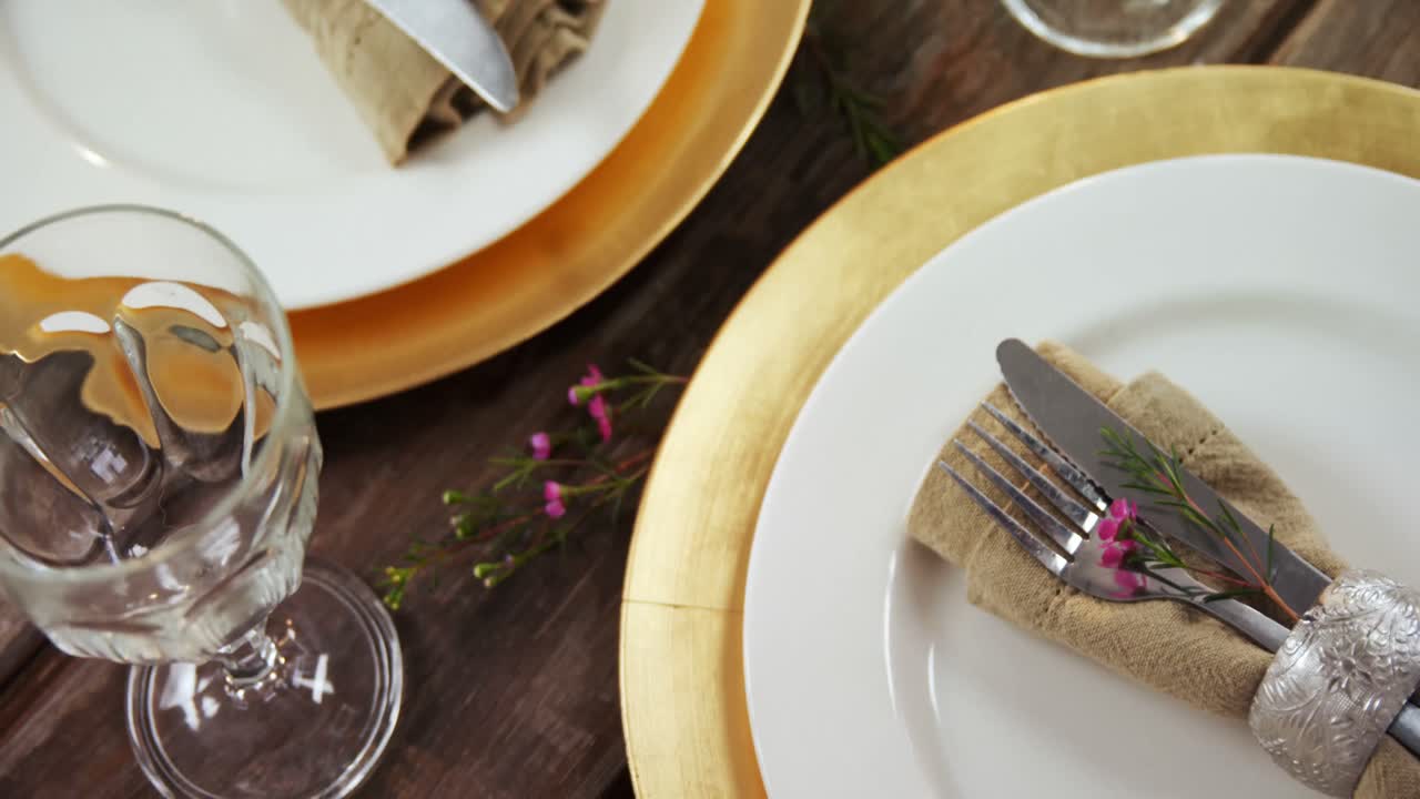 나무 테이블 4k에 다양한 식구