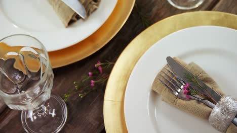 varios cubiertos en la mesa de madera 4k