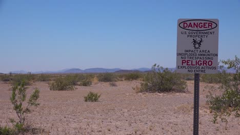 un cartel en el desierto de nevada cerca de una base militar advierte de bombas y municiones sin explotar