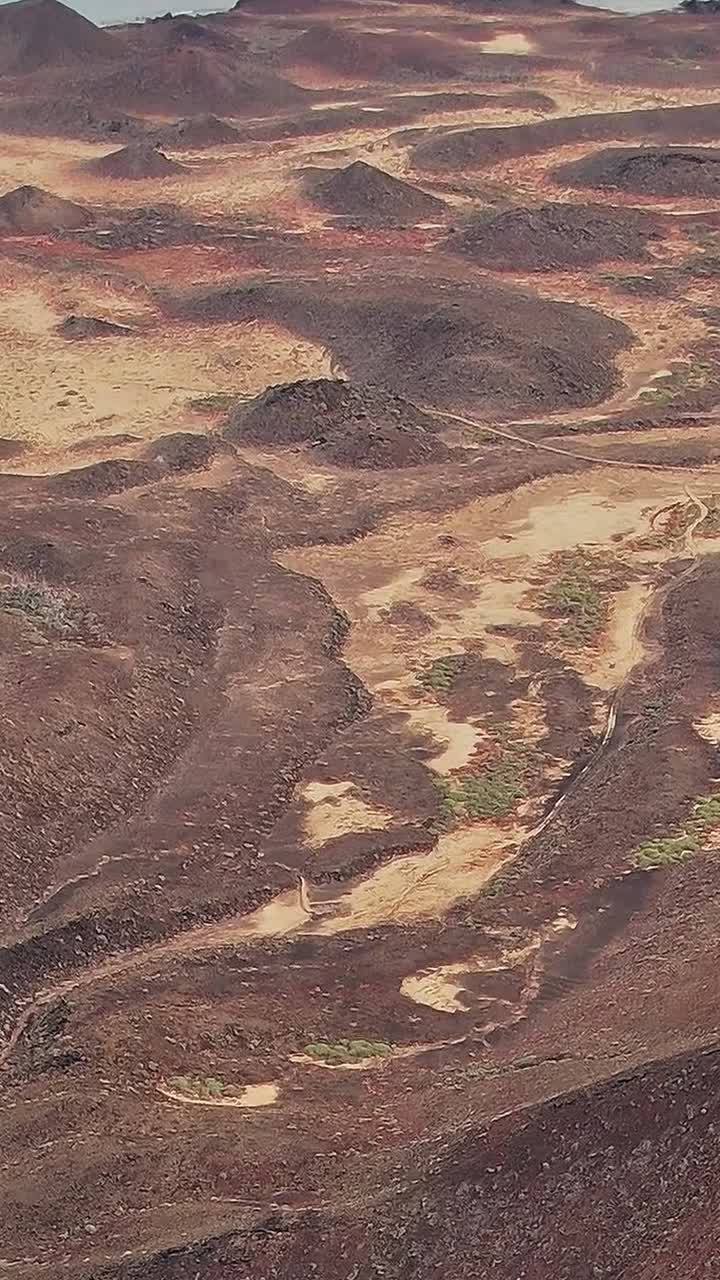 Esplora il paesaggio vulcanico delle Isole Canarie in Spagna.