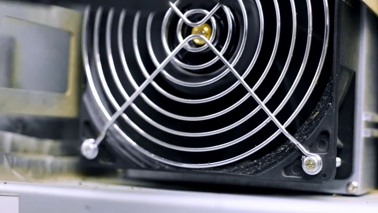 더러운 컴퓨터 팬 클로즈업