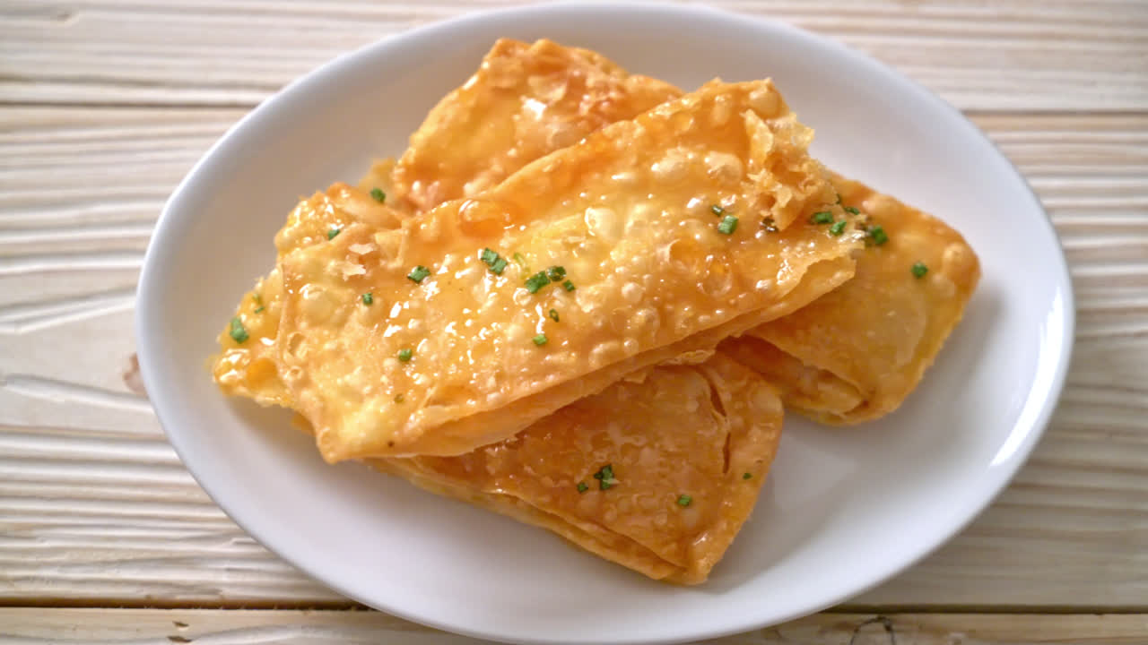 접시에 설탕과 바삭한 로티