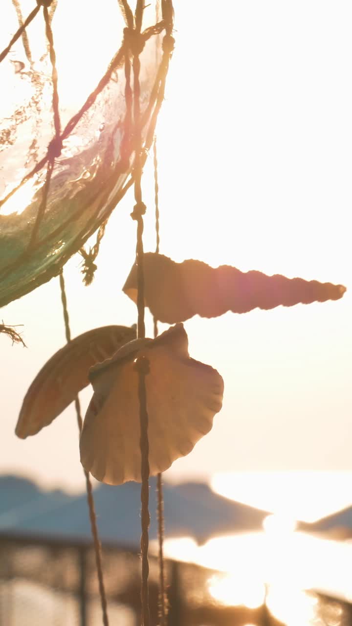 Decorazione con conchiglie sospese e vista sull'oceano