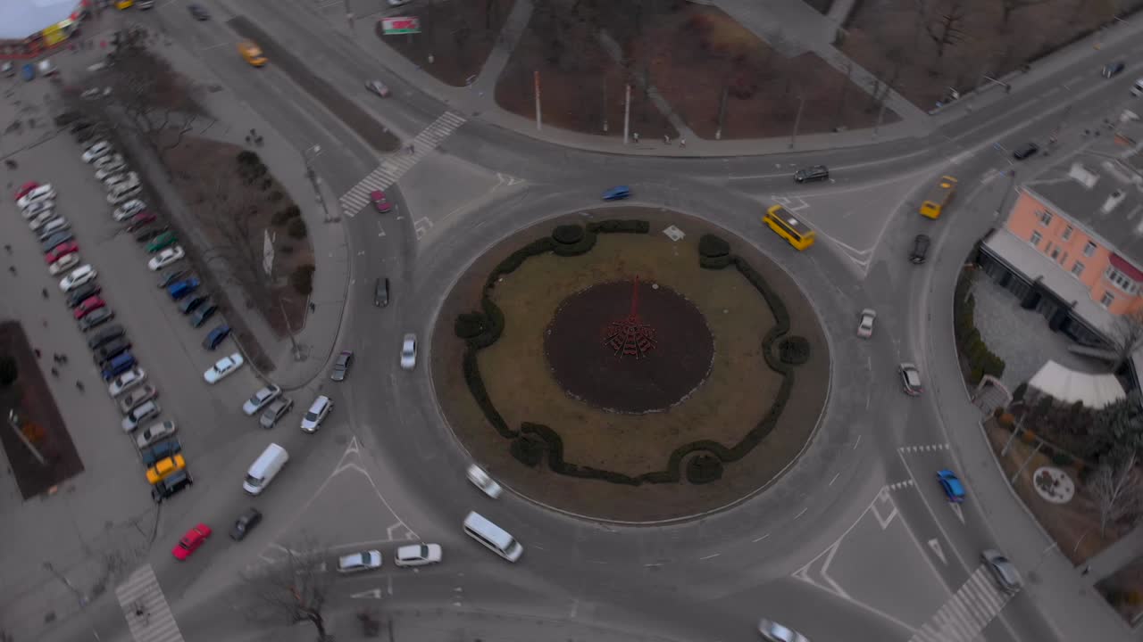 4к воздушный вид временной задержки круговой дороги с круговыми машинами.