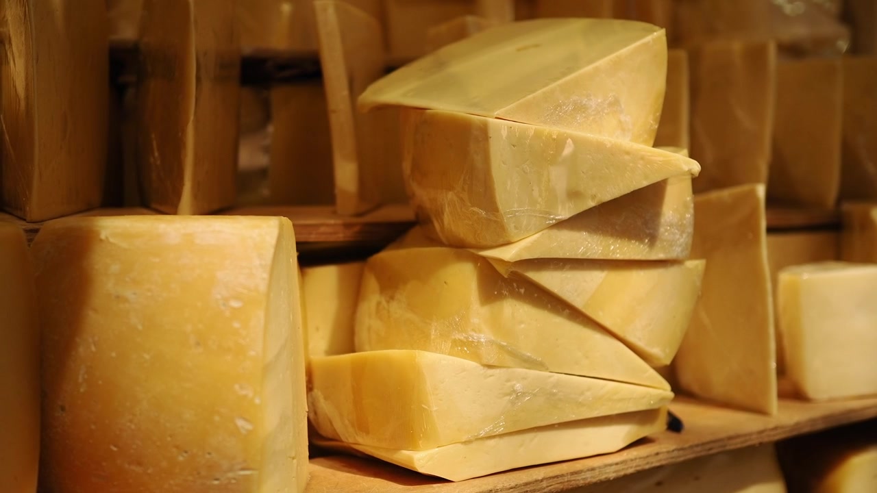 Assortiment de fromages affinés exposés sur des étagères en bois