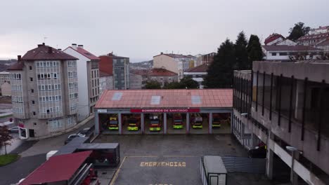 Vista-Exterior-De-Una-Estación-De-Bomberos-Con-Un-Dron