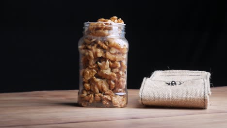 nueces en un frasco