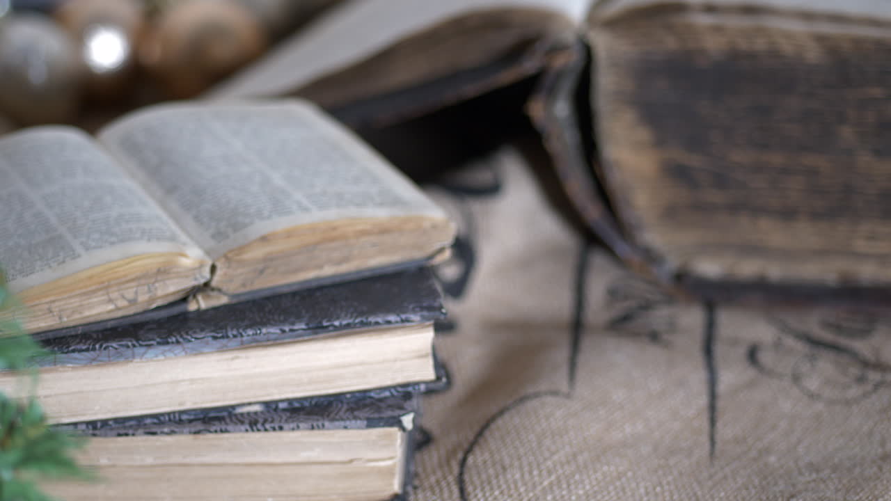 오래 된 고대 책을 천천히 팬