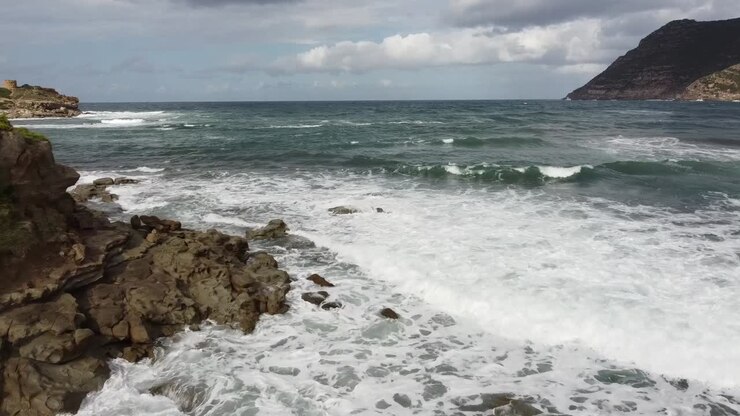Uitzicht vanaf de baai naar de zee van Porto Ferro in noordwest-Sardinië