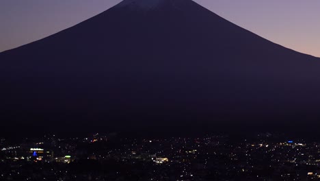 Inclinación-Lenta-Hacia-Arriba-Sobre-Un-Hermoso-Monte-Simétrico