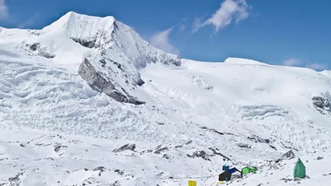 tiendas de campaña en el campamento base avanzado