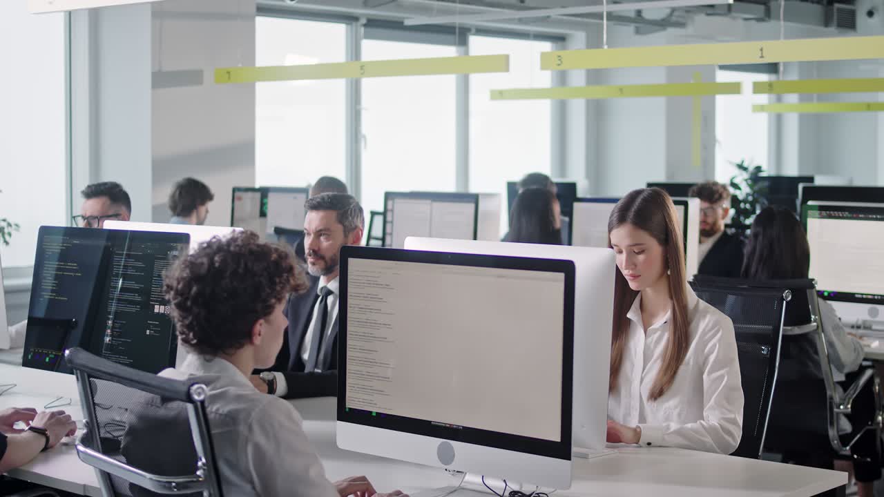 oficina corporativa moderna de espacio abierto con filas de remolque de hombres y mujeres de negocios que trabajan en computadoras de escritorio. oficina de espacio abierto brillante con hombres de negocios y vendedores
