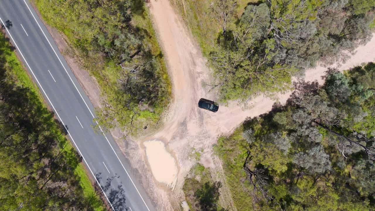 coche conduciendo a través de la intersección del interior de australia