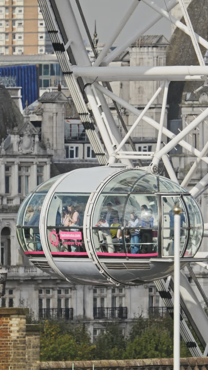 런던 아이 밀레니엄 과 런던의 스카이라인을 수직으로