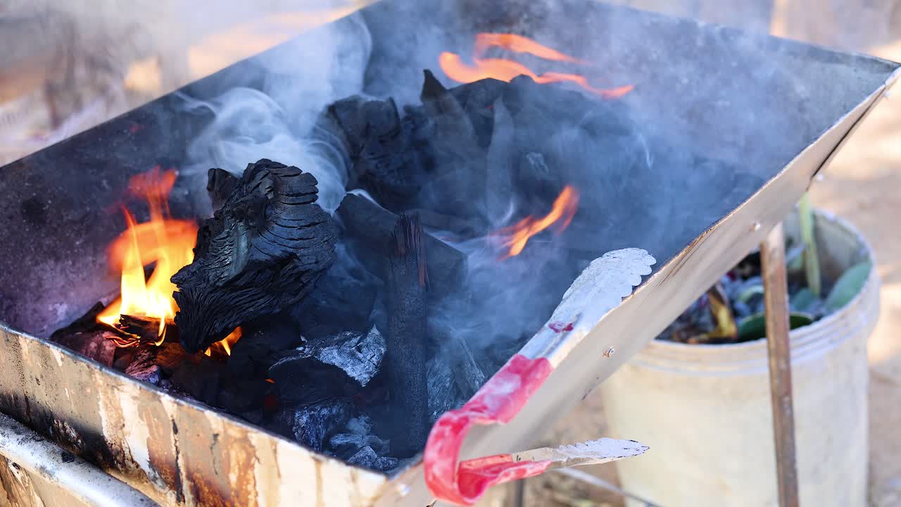 encendiendo carbón en una parrilla de barbacoa con el tiempo