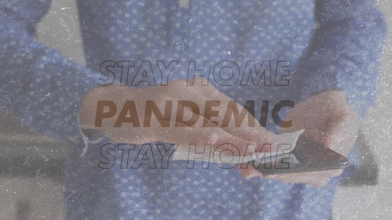 스마트폰 화면을 청소하는 사람 위에  ⁇ 박이는 사회적 거리두기 메시지의 애니메이션