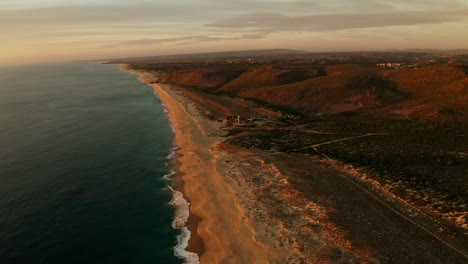 Toma-De-Establecimiento-De-Una-Hermosa-Playa-Al-Atardecer