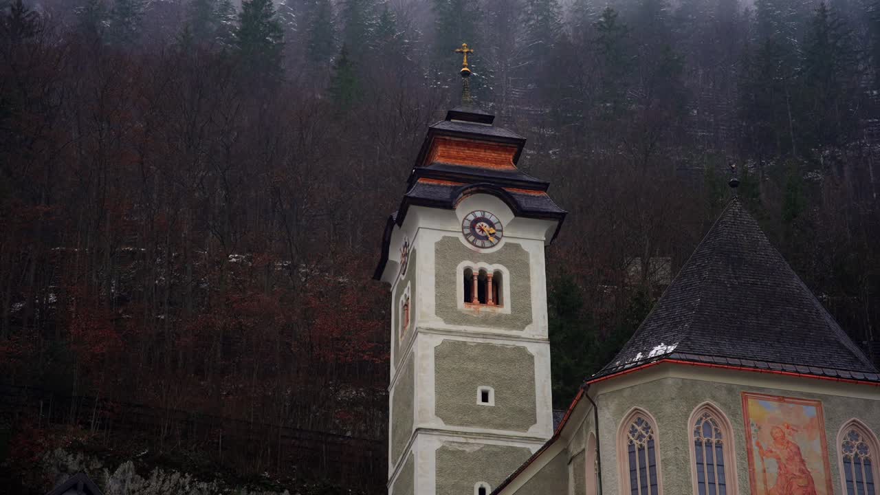 Klip filmet i Europa i Østrig fra byen Hallstatt, der ligger ved en sø.