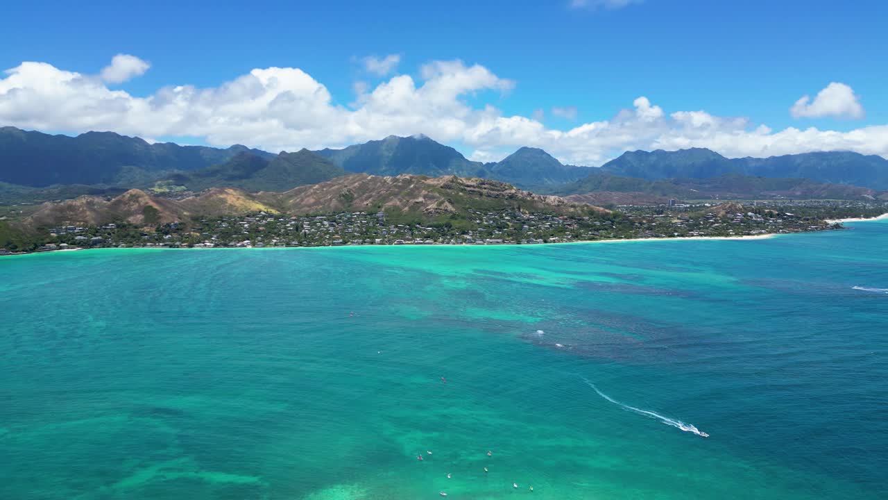 disparo aéreo empujando hacia lanikai, oahu, hawai