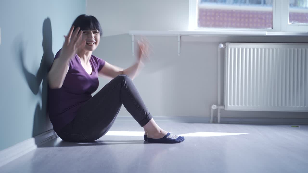 카메라에 화를 내는 여자.