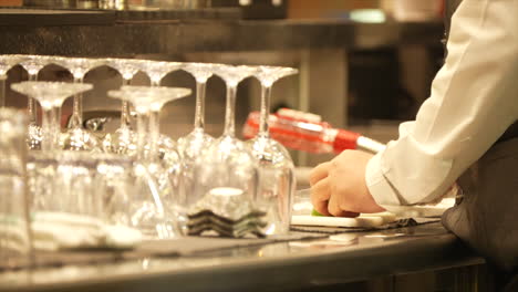 Bartender-cutting-lemon-for-making-the-drink