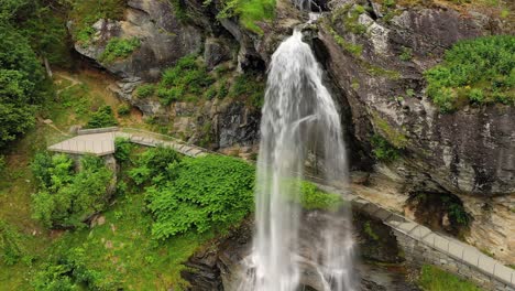 steinsdalsfossen es una cascada en el pueblo de steine en el municipio de kvam en el condado de hordaland, noruega. la cascada es uno de los sitios turísticos más visitados de noruega.