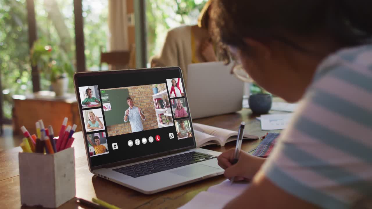 estudiante que usa una computadora portátil para una lección en línea en casa, con un maestro y una clase diversos en la pantalla