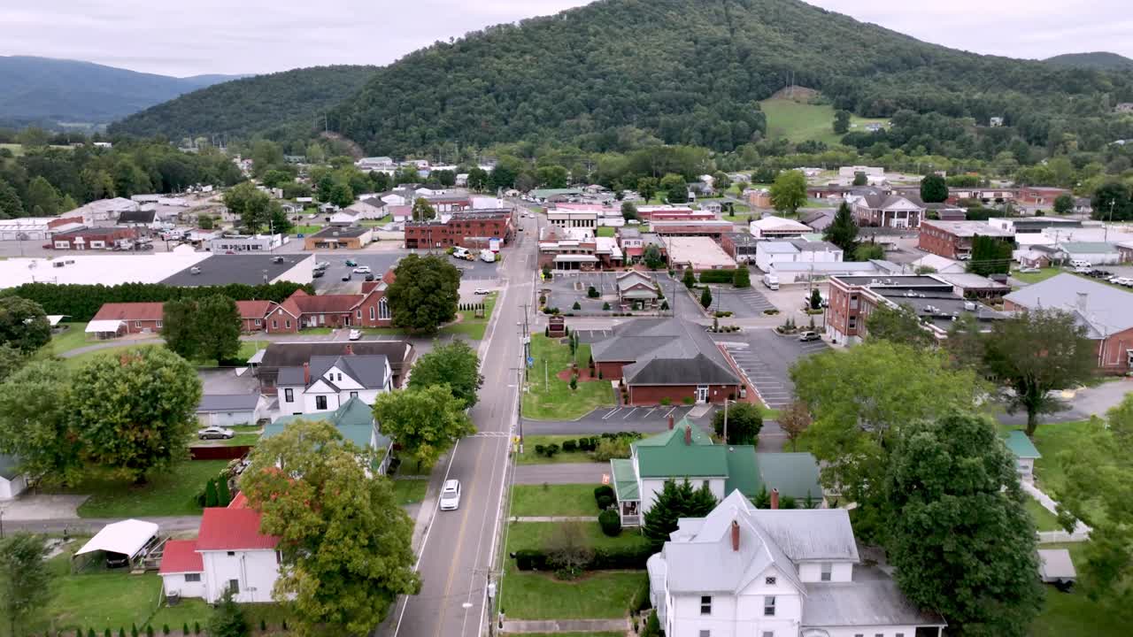 empuje aéreo sobre el vecindario en mountain city tennessee