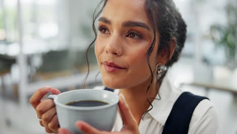 mujer sosteniendo una taza de café