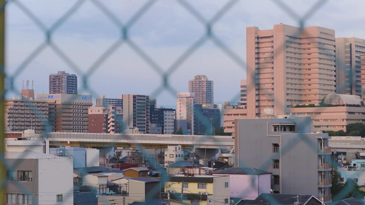 大阪西成區的都市景觀，從圍欄後方眺望天王寺。
