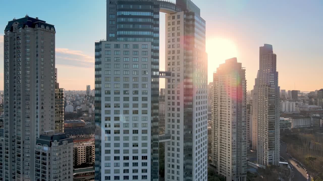 imágenes aéreas de drones de 4k de apartamentos y edificios de oficinas con una hermosa puesta de sol en puerto madero, buenos aires, argentina